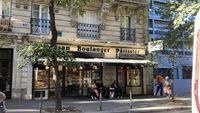 ANALIZĂ | De ce francezii au brutării la fiecare colț de stradă, iar românii au farmacii