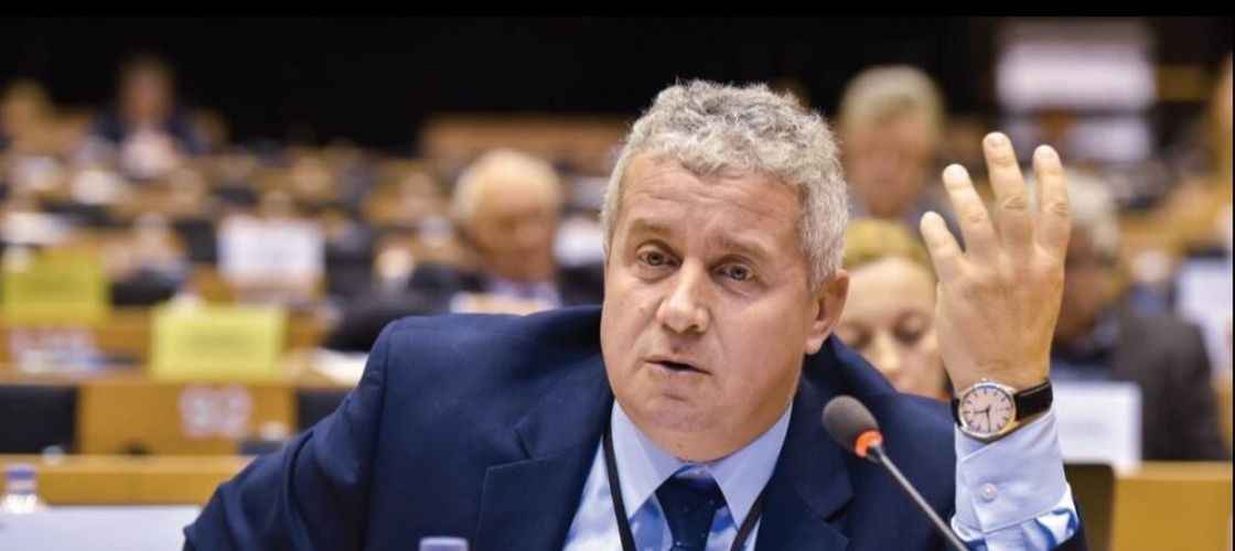 Daniel Buda a solicitat Comisarului european Olivér Várhelyi o derogare pentru fermierii din sectorul ovin, ca să poată exporta pe piața unică/ „Nu putem lăsa fermierii români singuri într-o astfel de criză”