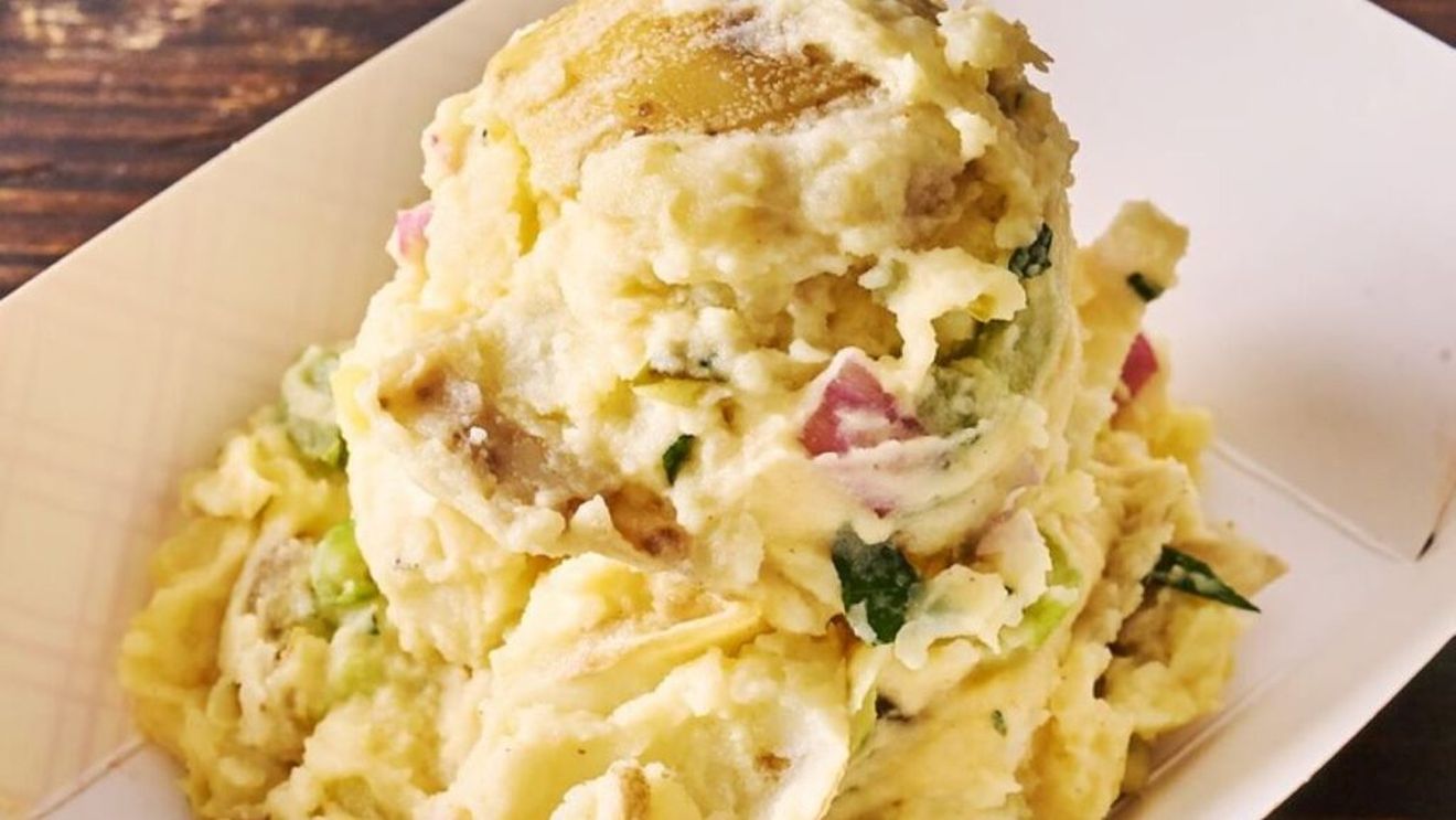 VIDEO. Salată de cartofi Goldee’s, creată de un celebru restaurant cu specific de barbecue din Texas, servită ca garnitură la carne