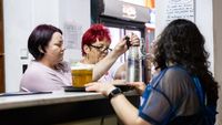 GALERIE FOTO | „Garofița”, terasa din Bonțida unde festivalierii schimbă pentru câteva ore Electric Castle pe bere rece, vișinată și mâncare de casă / „Venim în fiecare an pentru atmosferă, pentru oameni și pentru mâncarea bună”