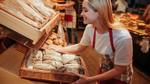 Retailul și industria alimentară, în topul domeniilor care angajează studenți și elevi pe timpul verii