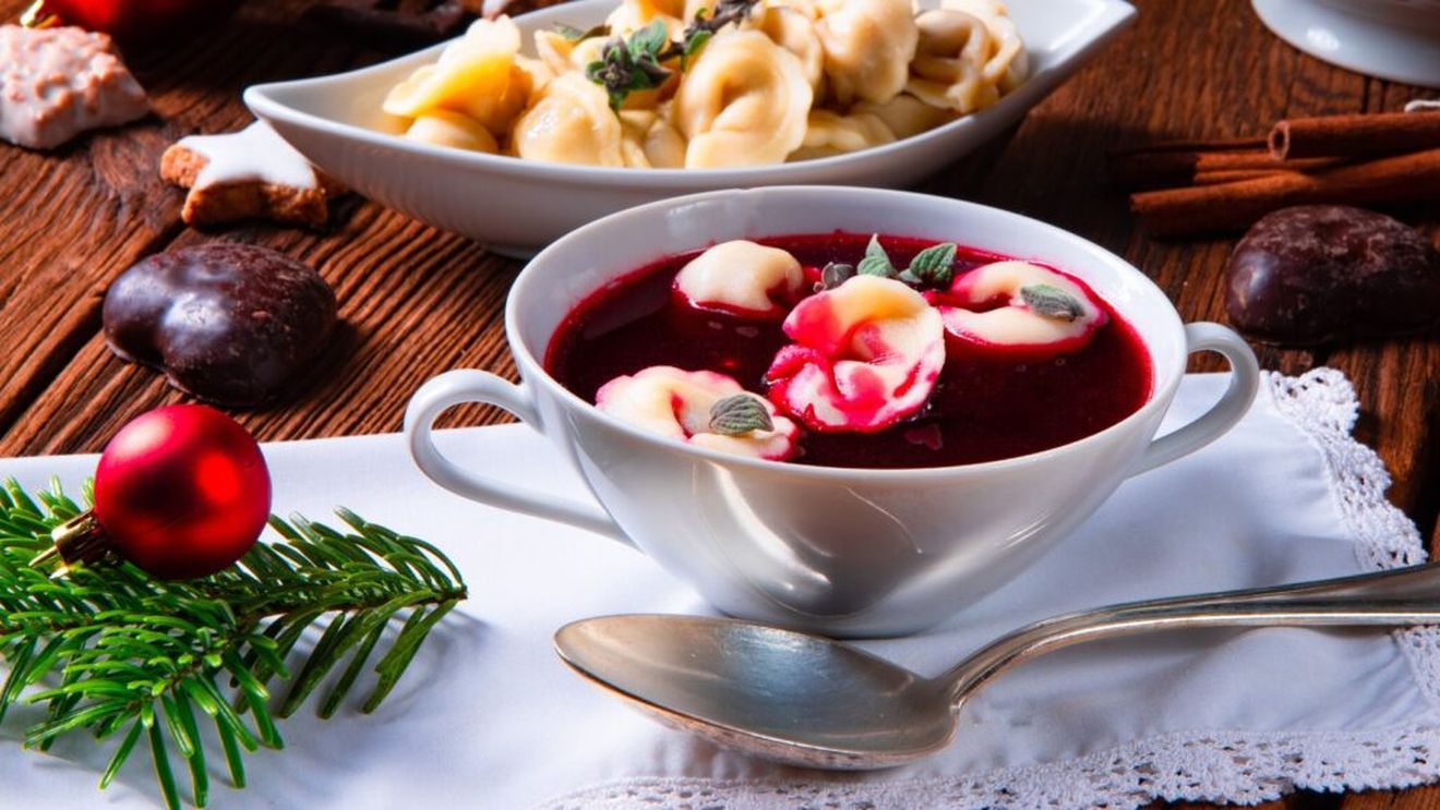 FOTO | 15 preparate tradiționale de Crăciun din întreaga lume / În Danemarca, heringul marinat, afumat sau prăjit este nelipsit / Sicilienii își încheie prânzul de Crăciun cu „buccellato”, un chec rotund cu smochine uscate, migdale și pini, aromatizat cu vin Marsala