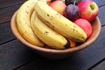 Obiceiul aparent inofensiv care îți strică fructele mai repede / De ce nu ar trebui să ții bananele în fructieră cu alte produse