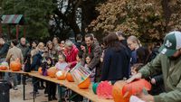 Aproape 100 de dovleci decorați au transformat Grădina Icoanei într-o galerie în aer liber / Peste 100 de familii au participat la concursul organizat de Mamele din Cartier