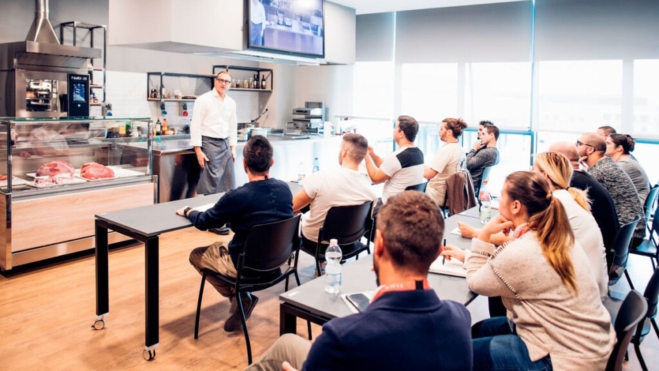 Școală de măcelari finanțată de sectorul privat, în Italia. Marii actori din industria agroalimentară încearcă să găsească singuri soluții la lipsa de personal specializat, sponsorizând cursuri profesionale