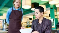 Un critic culinar dezvăluie care sunt semnele că ar trebui să fugi dintr-un restaurant, înainte să comanzi / De la baia murdară la recenziile influencerilor