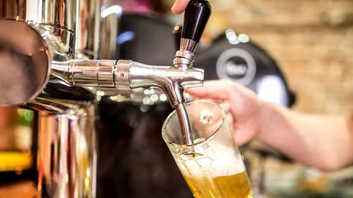 Controale sub acoperire în puburile din Australia: O treime dintre băuturile servite au cantități mai mici decât cele plătite