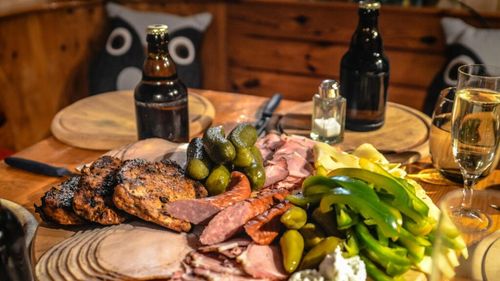 Un bărbat care urma dieta carnivoră a avut un colesterol de 1.000 de unități și a observat un simptom șocant pe mâinile sale/ Bărbatul consuma doar produse de origine animală, inclusiv carne, kilograme de brânză și batoane de unt/ Medicii au decis: dieta mediteraneeană este cea mai sănătoasă