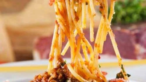 Pastele de vineri seara. ’O sicchio d’a munnezza sau paste „găleata de gunoi”. O rețetă de spaghetti cu sos rapid în spirit antirisipă: roșii, măsline, fructe oleaginoase, ierburi aromatice