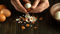 ABC în bucătărie: Cum cureți ouăle fierte fără probleme / Patru metode care te scapă de coaja care se lipește