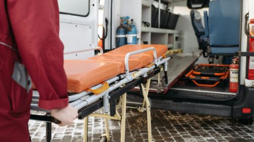 Doi bărbați din Constanța sunt răniți grav, după ce balustrada scării unui restaurant s-a rupt şi au căzut de la etaj