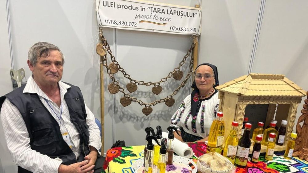 Ulei presat la rece: Micii producători vând la prețuri mari din cauza costurilor mari de producție / Un pensionar de 68 de ani vinde „din mașină” ulei limpezit printr-o tehnologie proprie