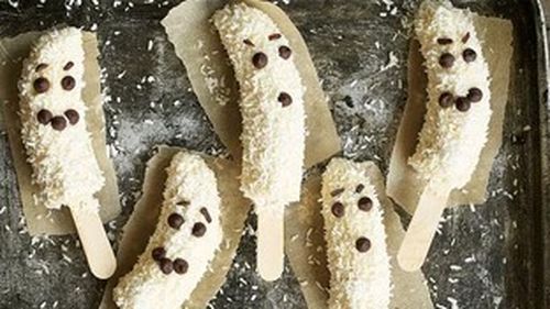 Ceva dulce | „Un desert de groază” perfect pentru Halloween: Banane înghețate în formă de fantomă / Rețeta este rapidă, cu doar patru ingrediente la îndemână și perfectă pentru a impresiona copiii și nu numai!