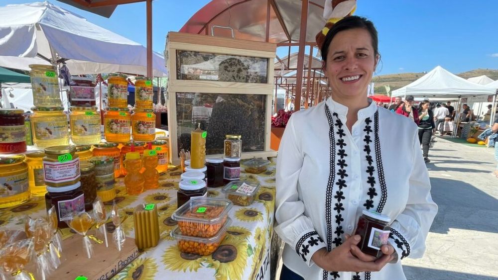 VIDEO: Mierea de iarbă neagră din Apuseni. Ce proprietăți are și cum se produce / Explicațiile unei apicultoare