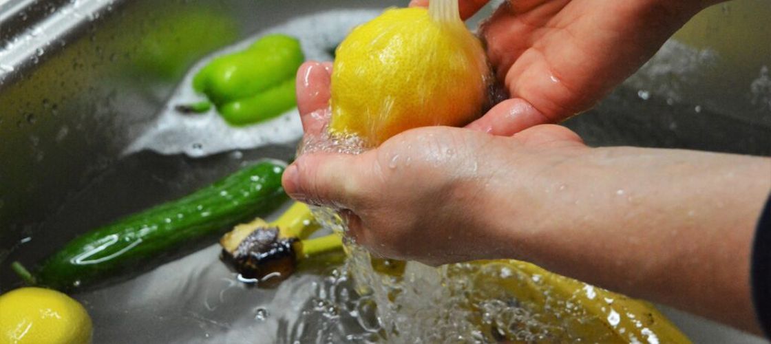 Cum se spală corect lămâile: Ce spune un specialist în știința alimentelor despre bacterii, murdărie și pesticide