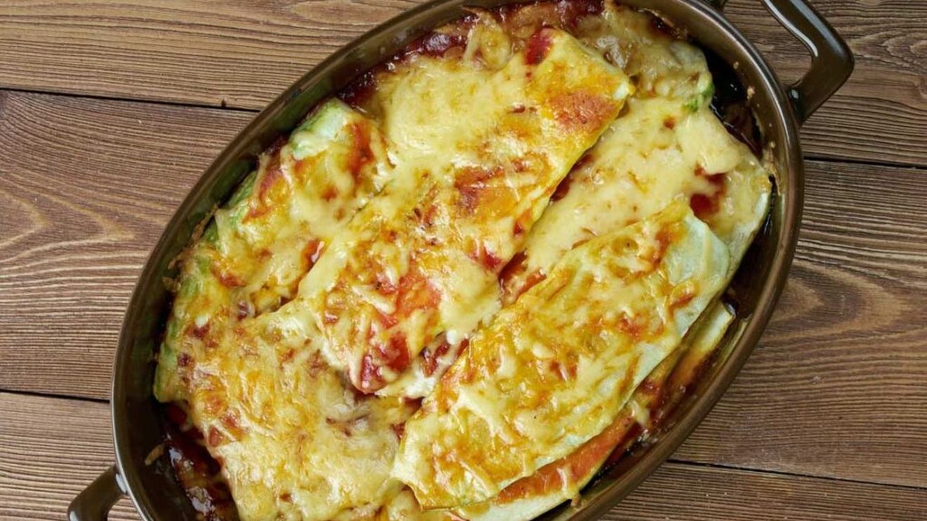 Comfort food. Caserolă cu cartofi și dovlecei în tigaie, fără cuptor. Straturi de legume alternate cu brânzeturi ușoare