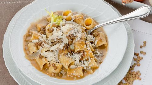 Pastele de vineri seara. O rețetă dietetică, în contratendință cu excesele de sărbători. Paste cu sos de linte și curcuma, cu o bază aromatică simplă