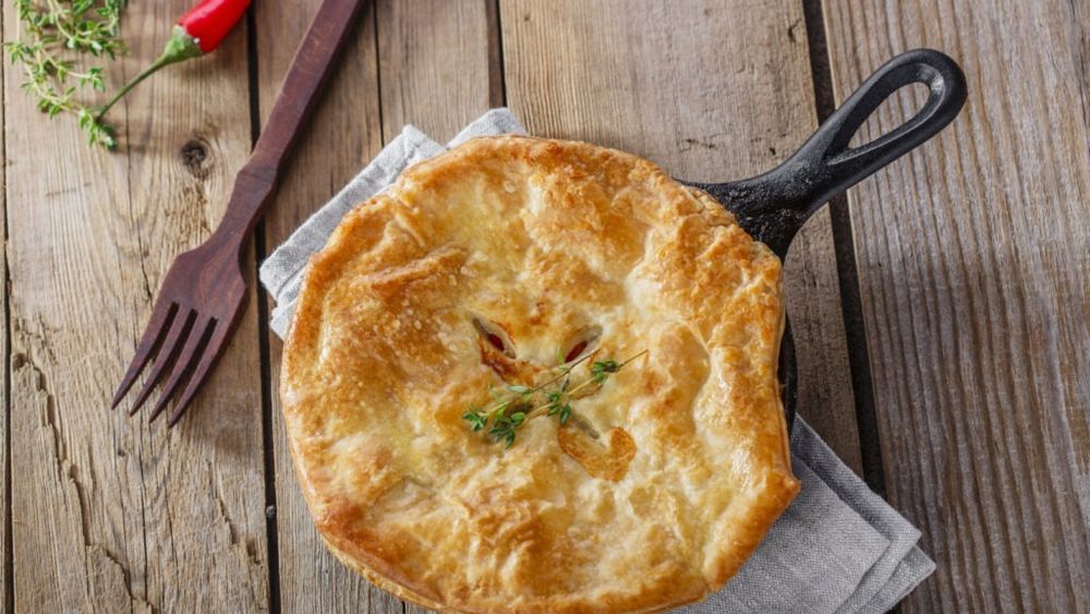 Plăcintă cu pui: rețeta simplă și gustoasă pentru o cină de toamnă / Se servește caldă, alături de o salată verde sau de murături de sezon