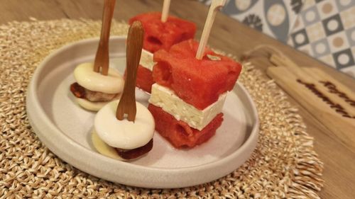 VIDEO FOTO | „Sandwich-uri” fără pâine. Două variante care se fac în câteva minute și se pot servi ca gustare sau aperitiv