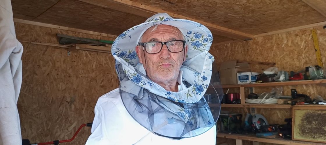 VIDEO REPORTAJ | Satul din România unde oamenii încă trăiesc din troc / Gheorghe Tisanu, apicultor de 83 de ani din satul Tisa: „Dai orice și primești orice! Îi dau buruienile din curte și-mi dă o cană de lapte!”
