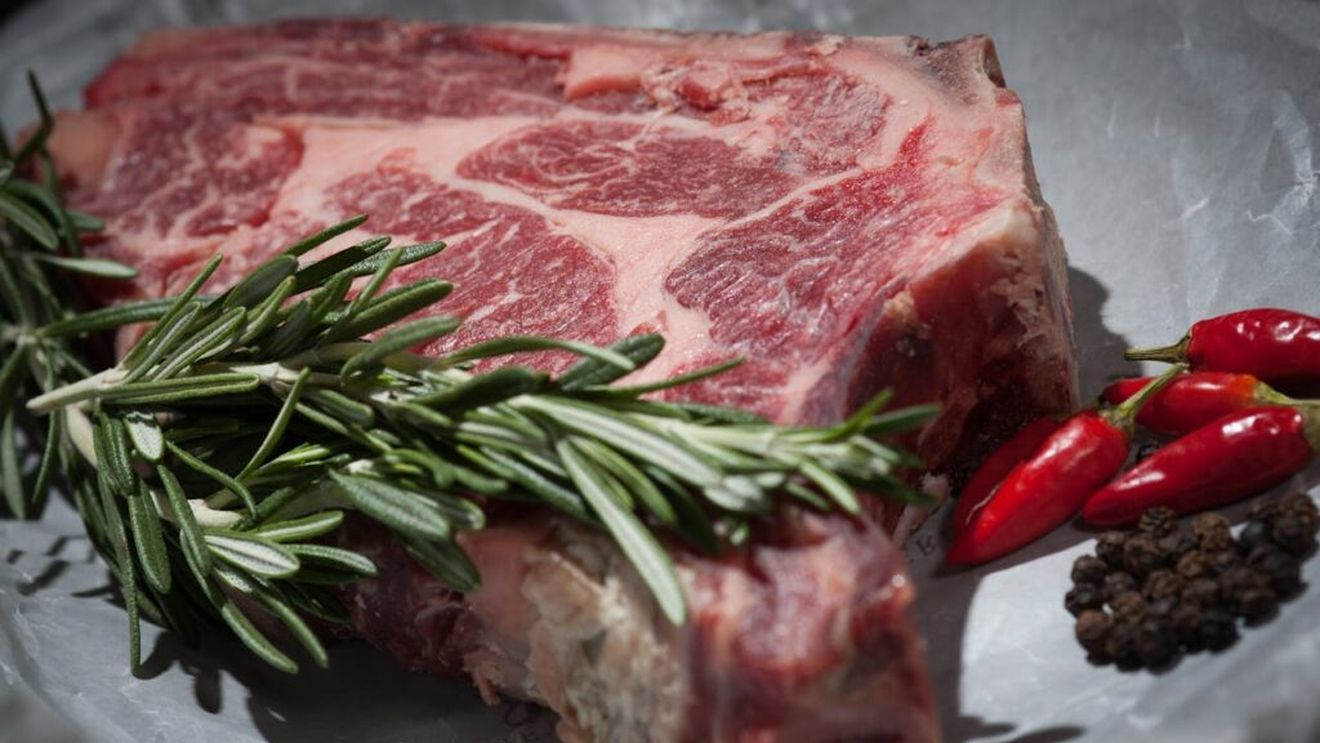 Consumul excesiv de carne, asociat cu un risc crescut de cancer colorectal. Sunt factori genetici care favorizează apariția bolii