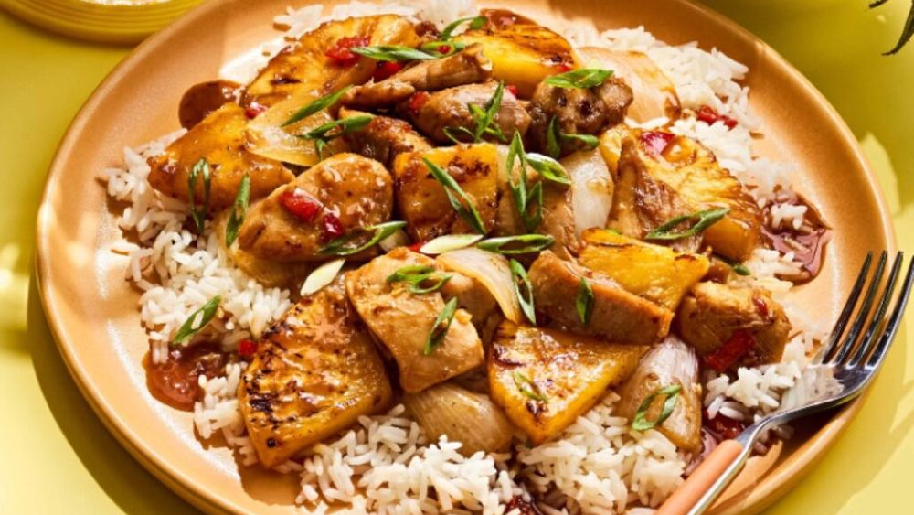 Pui teriyaki cu ananas, servit cu orez simplu. O rețetă din bucătăria japoneză, adaptată la gusturile occidentale