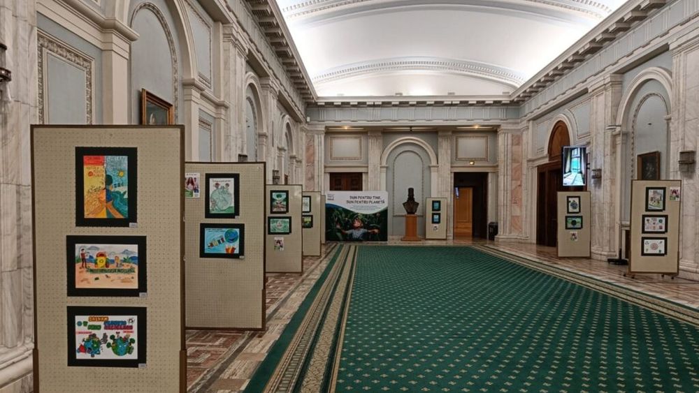 Expoziție de artă ecologistă la Palatul Parlamentului. 50 de elevi au desenat cum văd ei colectarea și reciclarea plasticului flexibil, un material folosit în special pentru ambalajele din industria alimentară