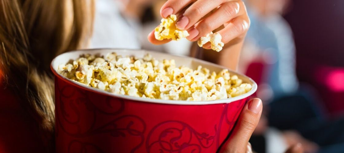 Popcorn sau mix de nuci și fructe uscate? Ce gustare este mai bună pentru glicemie, potrivit nutriționiștilor