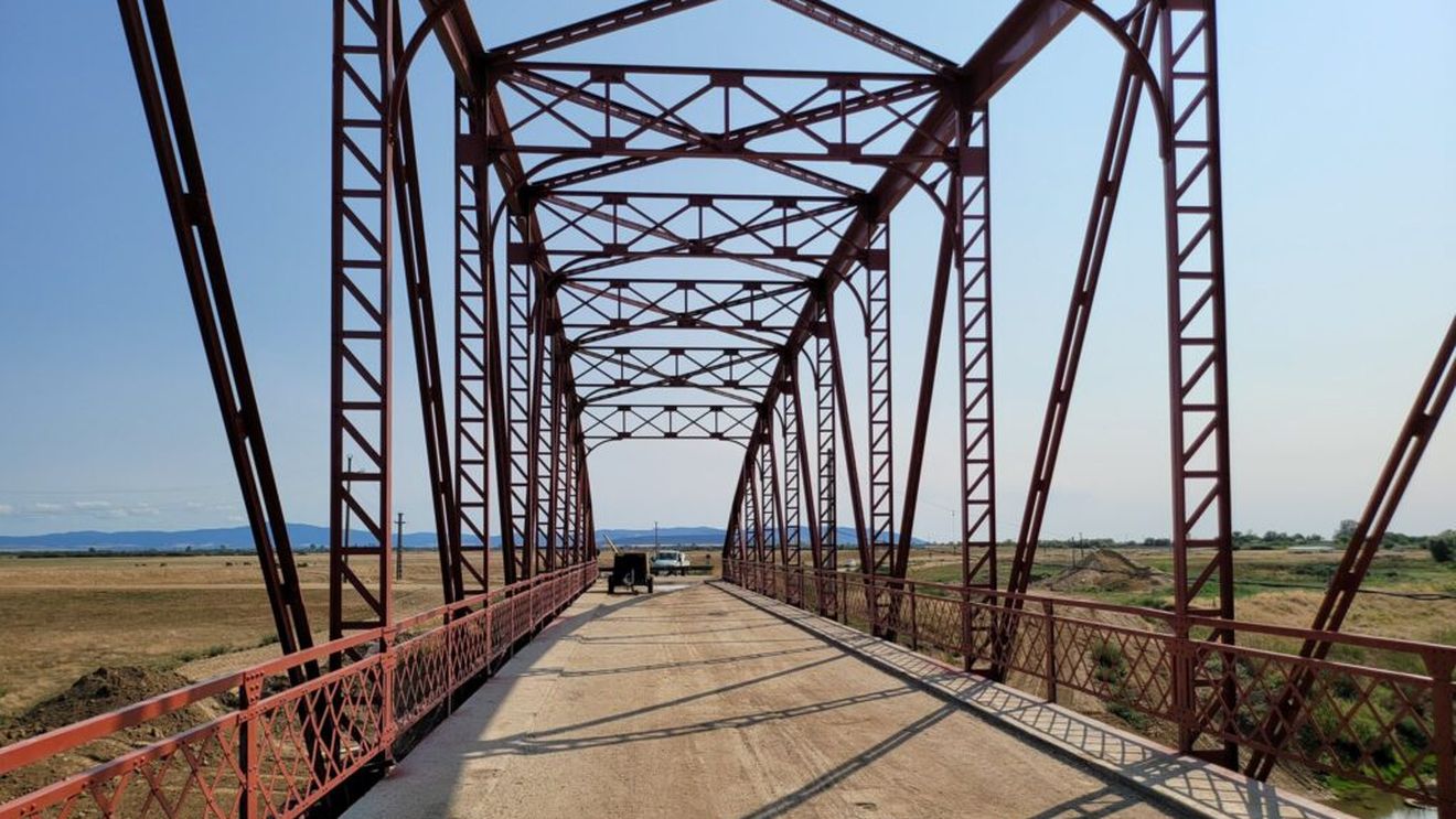 Arad: fermierii reclamă că podul reabilitat de la Șicula este prea îngust pentru utilaje