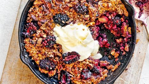 Ceva dulce/Desert cu ovăz, mure și mere, la cuptor/Un dulce sănătos și sățios, aproape cât o masă copioasă