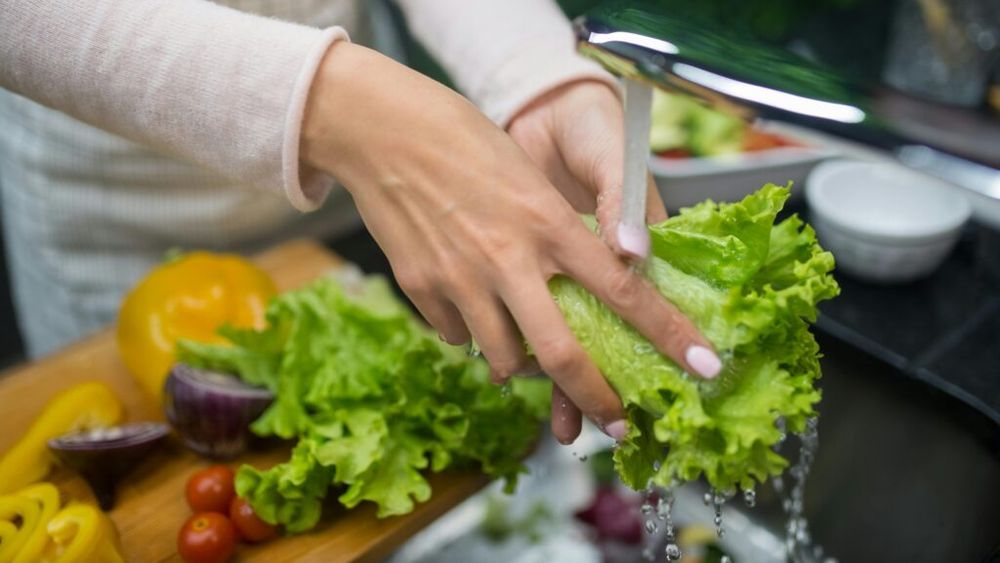 Șapte dintre cele mai comune alimente pe care poate le-ai spălat greșit, până acum / De la fructe și legume congelate până la pește, iată cum să speli corect alimentele
