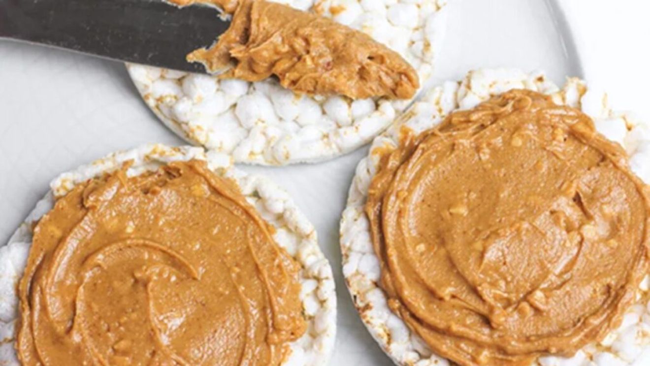 Biscuiți de orez și unt de arahide, o combinație „bombă” care te ajută dacă ții dietă / Glucoza este eliberată lent în sânge și vei avea energie pe timp îndelungat