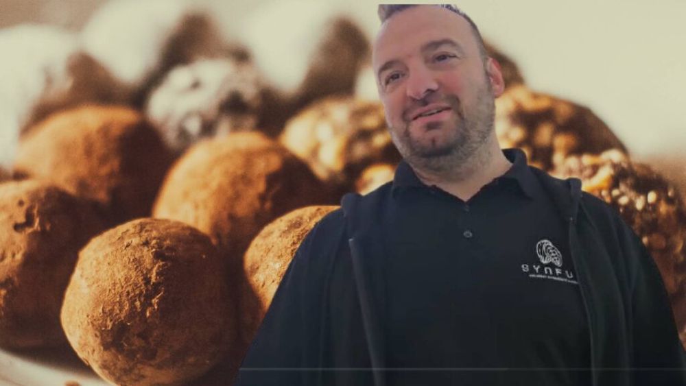 Când bucătăria se îmbină cu cofetăria: Un chef a creat trufe de ciocolată cu urdă / Chef Cătălin Ivanof: „Ingredientul este tradițional românesc, dar gustul se îmbină perfect cu ciocolata și o pune în valoare” (VIDEO)