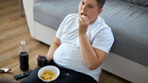 Studiu: O treime dintre copiii evaluați sunt supraponderali / Cei mai mulți știu regulile alimentației sănătoase, dar nu le aplică zilnic