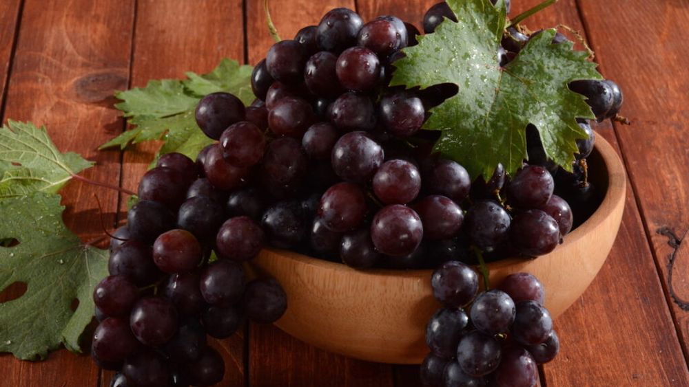 Strugurii negri cu sâmburi, fructe benefice pentru sănătate: susțin rinichii și pot preveni bolile de inimă / Rețete în care puteți încorpora aceste fructe