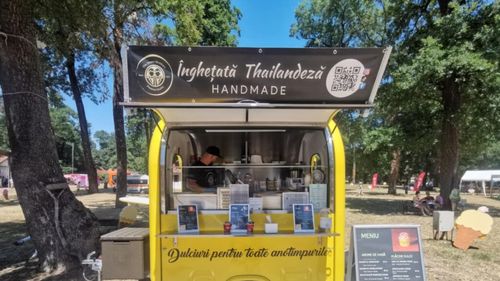 FOTO-VIDEO | Înghețată preparată în fața clienților ca pe tarabele din Thailanda. Afacerea deschisă de doi frați la Timișoara