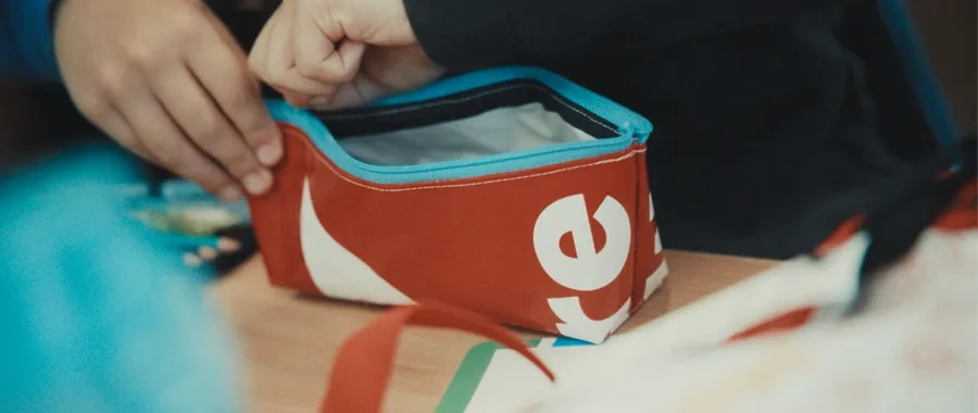 Vechile genți de livrare de mâncare, transformate în ghizdane pentru copii