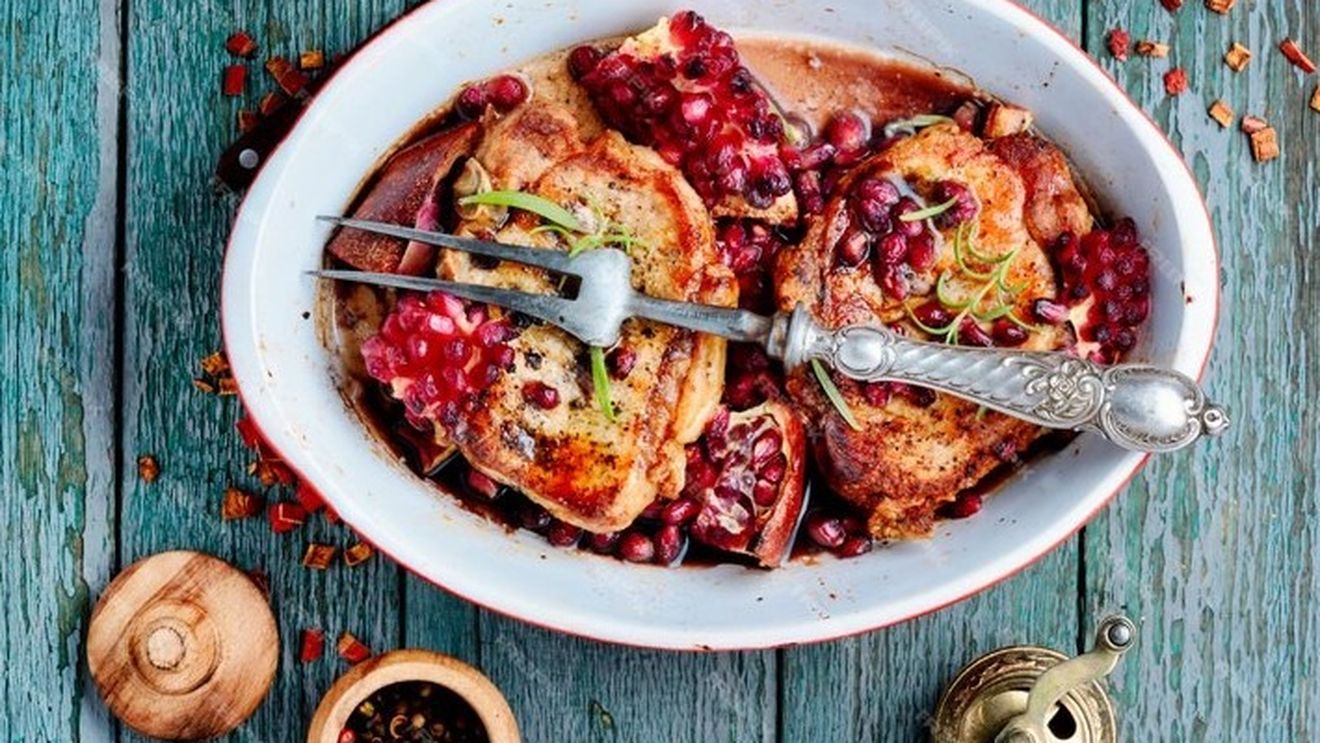 Idei de prânz în așteptarea Crăciunului. Pulpă de porc cu boabe de rodii, gătită rapid la tigaie