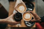 Cafeaua nu înseamnă doar cofeină. Cardiolog: Cei care o consumă au mai puține boli și pot trăi mai mult, inclusiv cei care o beau decofeinizată