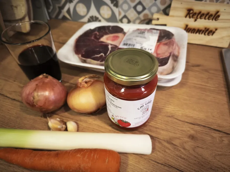 Peste clasicul ossobuco se pot pune gnocchi, măsline și puțin parmezan și iese o friptură de vită scăzută excepțională