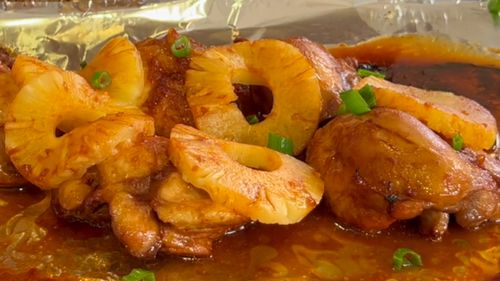 Puiul hawaian gătit lent, cu sos dulce-sărat și ananas caramelizat. Rețeta simplă cu „gust de vacanță”