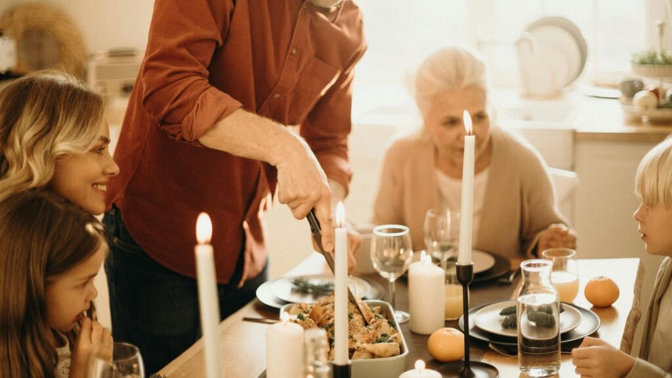 Românii alocă 800 de lei pentru masa și pregătirile de Paște și aleg producătorii locali, arată un sondaj