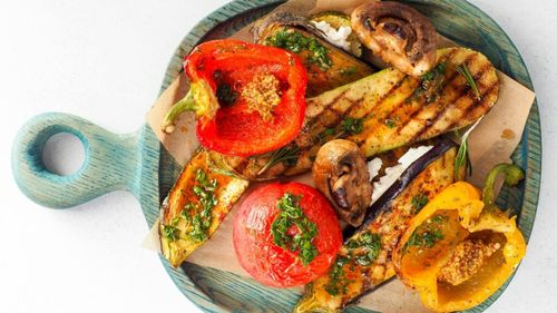 Trucuri de la chefi, pentru legume exact ca la restaurant/ Setează cuptorul la temperaturi ridicate, unge legumele cu ulei și respectă câteva reguli/ Legumele coapte, ideale seara la cină