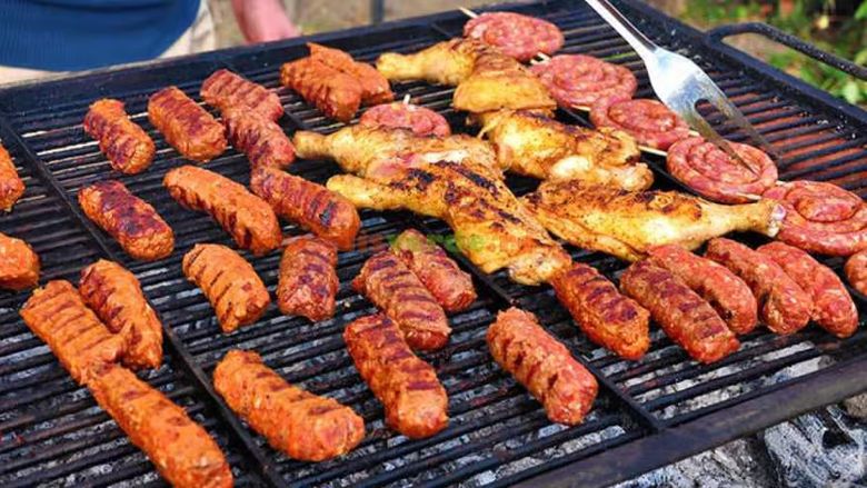 Supermarketurile și măcelăriile, pregătite de sărbătoarea grătarelor. Micii și carnea pentru 1 Mai, la prețuri promoționale