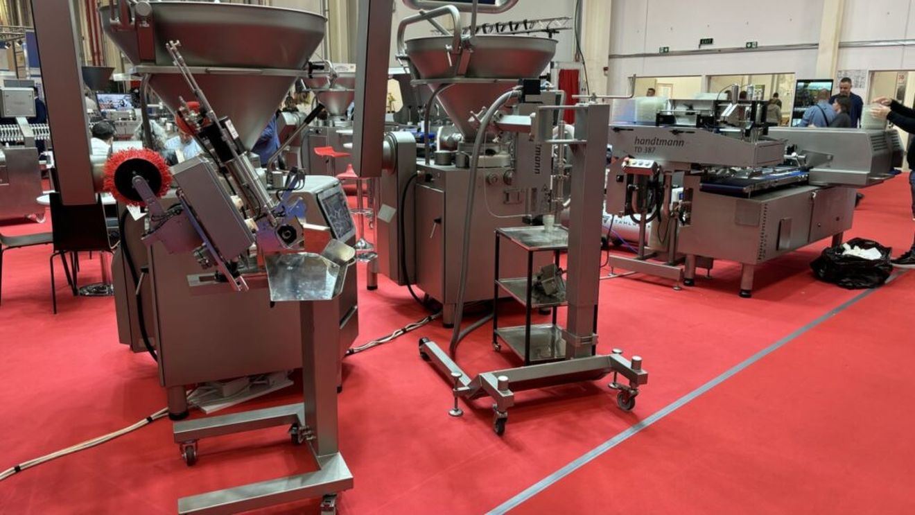 Din culisele industriei alimentare: Un utilaj de fabricație germană porționează într-o oră 4 tone de carne tocată/Ies pe țeavă: mici, cremwursti, calupuri de salam și parizer