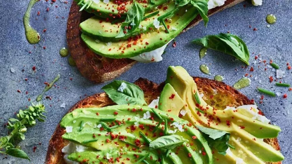 Toast cu avocado și burrata/Un mic dejun bogat în nutrienți și sățios