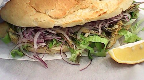 VIDEO | Ce este și cum se prepară „Balik ekmek”, celebrul sandviș stradal din Turcia / Combinația de pește proaspăt și pâine promite o călătorie gustativă pe malurile Bosforului