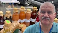 VIDEO | După pensionare s-au întors la pământ / Povestea soților Mureșan, care transformă recolta din grădină în zeci de bunătăți făcute ca odinioară / Liviu Mureșan: „La început am făcut pentru noi și pentru câțiva prieteni. Ei ne-au spus: «De ce nu faceți să guste și alții?» Și așa a început totul”