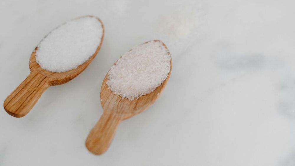 Cum te poate ajuta sarea de mare să scapi de efectele neplăcute ale insolației / Ai nevoie doar de un pahar cu apă și puțină sare de mare