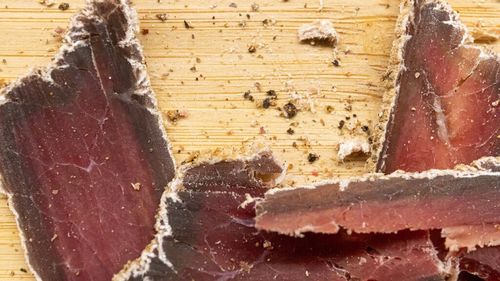 Cum se prepară carnea de vită uscată și cât de sănătoasă este/Pe cât de multe beneficii poate aduce pentru sănătate, pe atât poate dăuna unor persoane